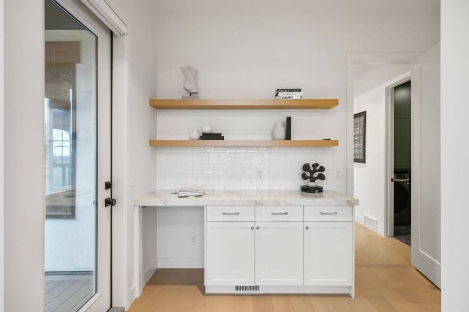 Primary bedroom, located on the main floor, with a king bed, Smart TV, gas-lit fireplace, lounge chairs, blackout curtains. a walk-in closet and a private ensuite 5-piece bathroom.