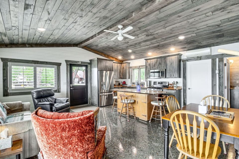 Fully Equipped Kitchen | Stainless Steel Appliances, Dining Area & Open-Concept Living