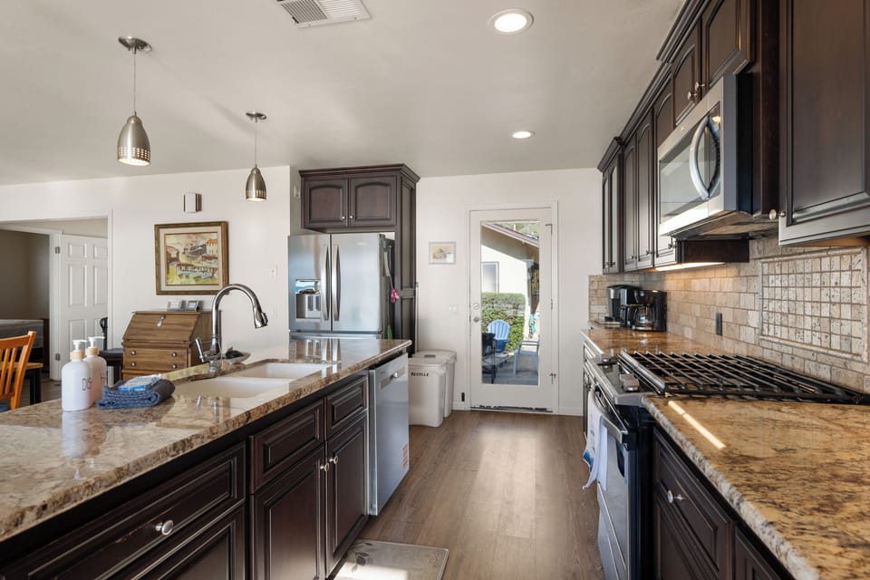 Well equipped kitchen with plenty of space for the chef of the group