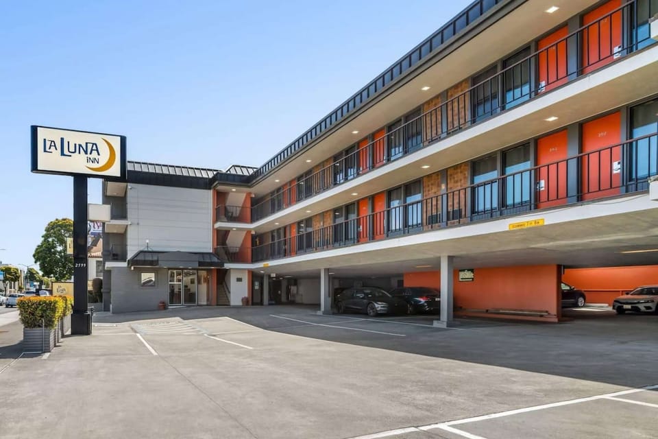 Driveway and parking area in front of La Luna Inn