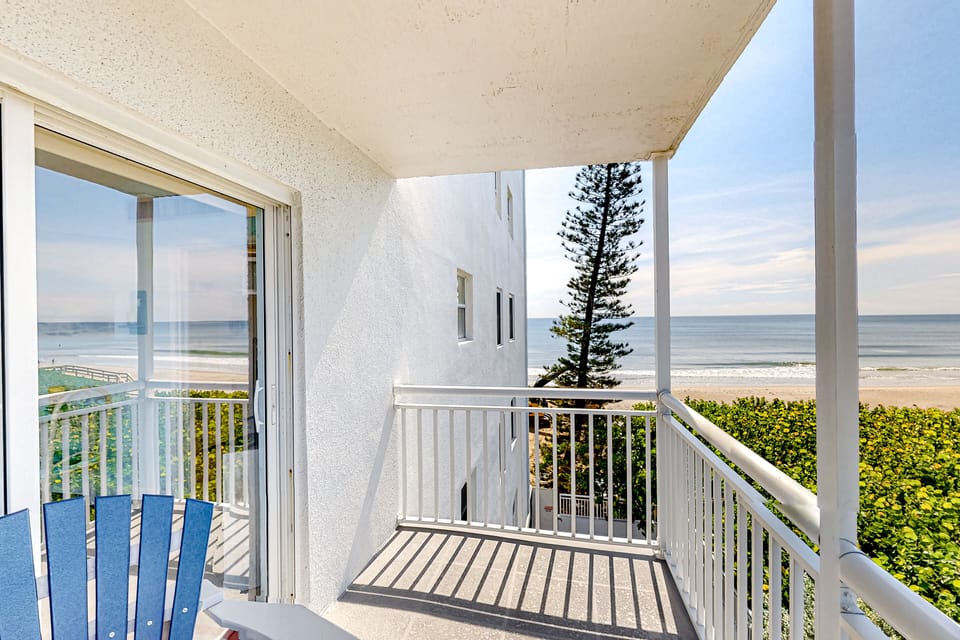 Private balcony with stunning views of the ocean!
