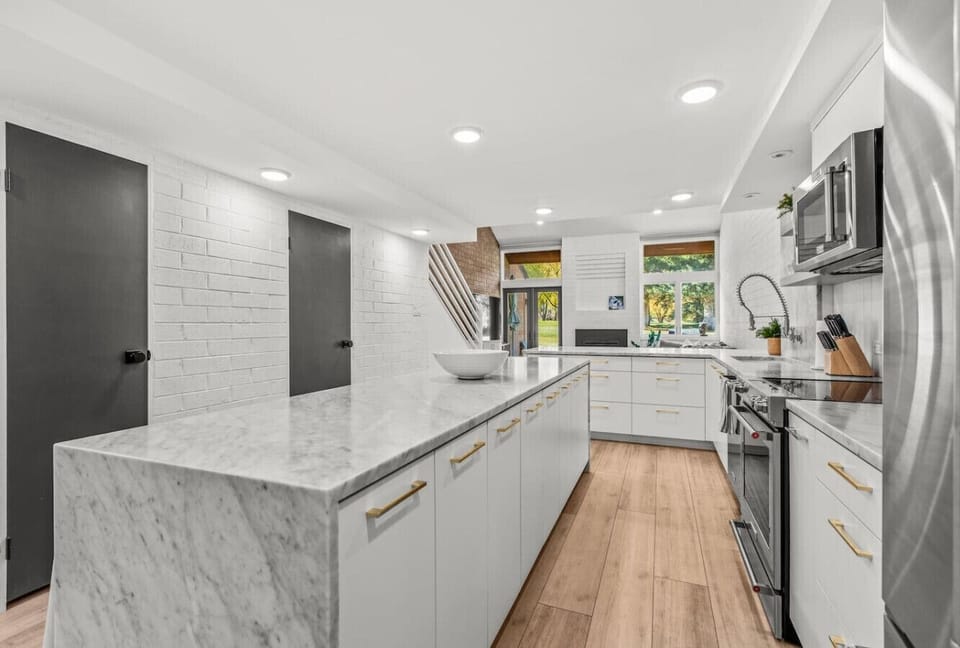 Tastefully, clean, modern kitchen area to create your vacation memories.