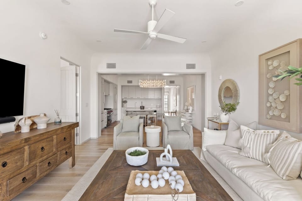 Gather for easy conversation in this airy open-plan lounge.