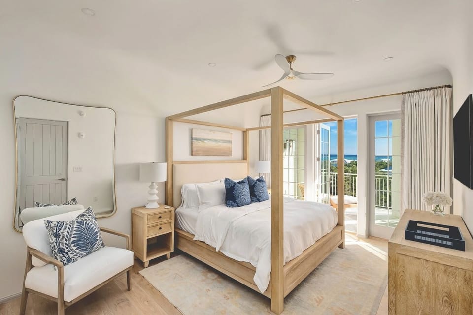 Unwind in a breezy canopy bed with balcony views.