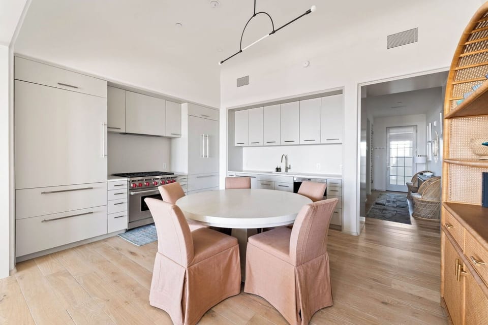 Share breakfasts around the round table in the open kitchen.