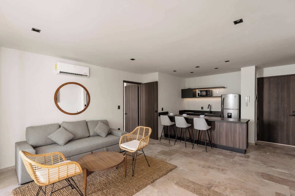 Living room and breaksfast area 
