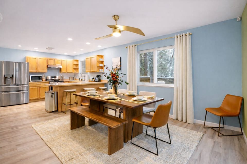 Great dining and kitchen with detailed updated items