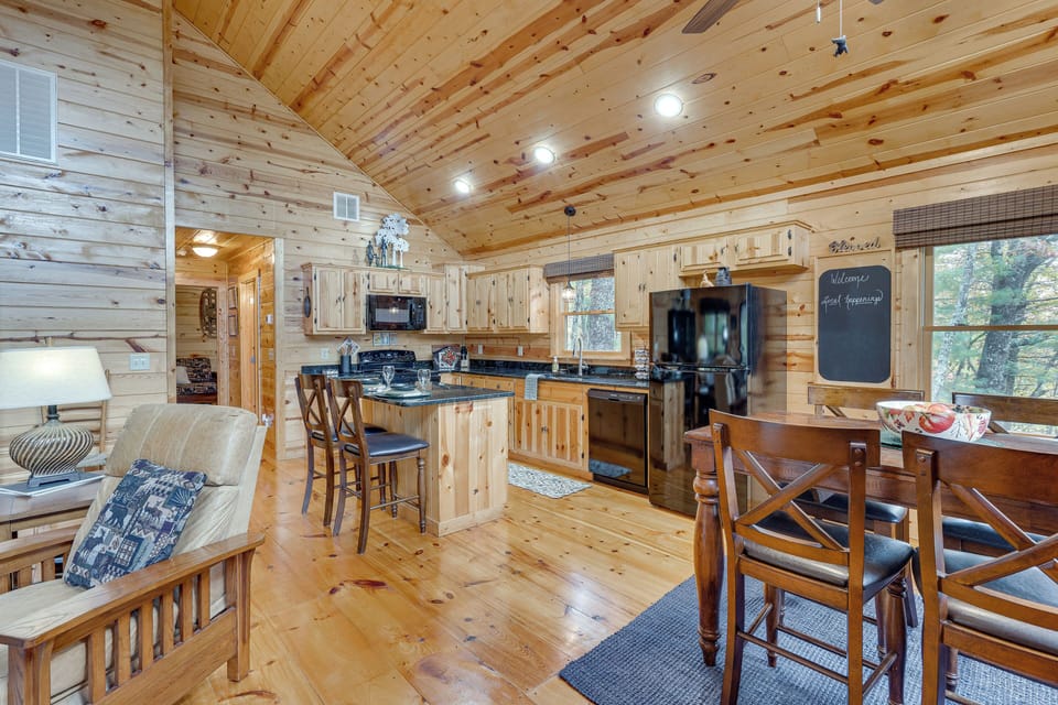 Dining Area | Dishware/Flatware Provided