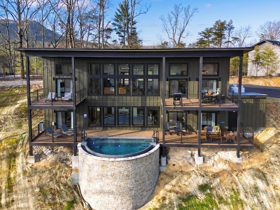 Striking modern mountain retreat featuring panoramic glass walls and an infinity-edge plunge overlooking the valley.