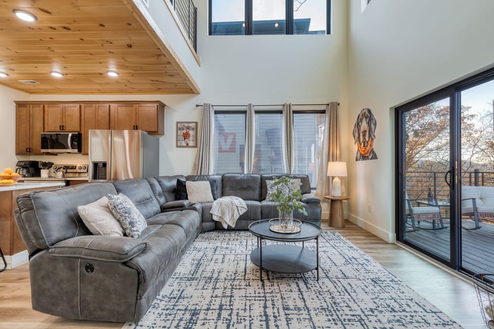 Living room with direct access to the deck.