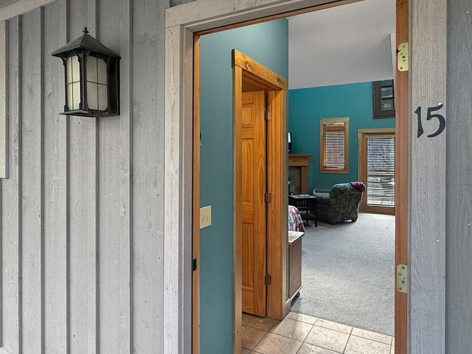 Fireplace Suite 15 Entry