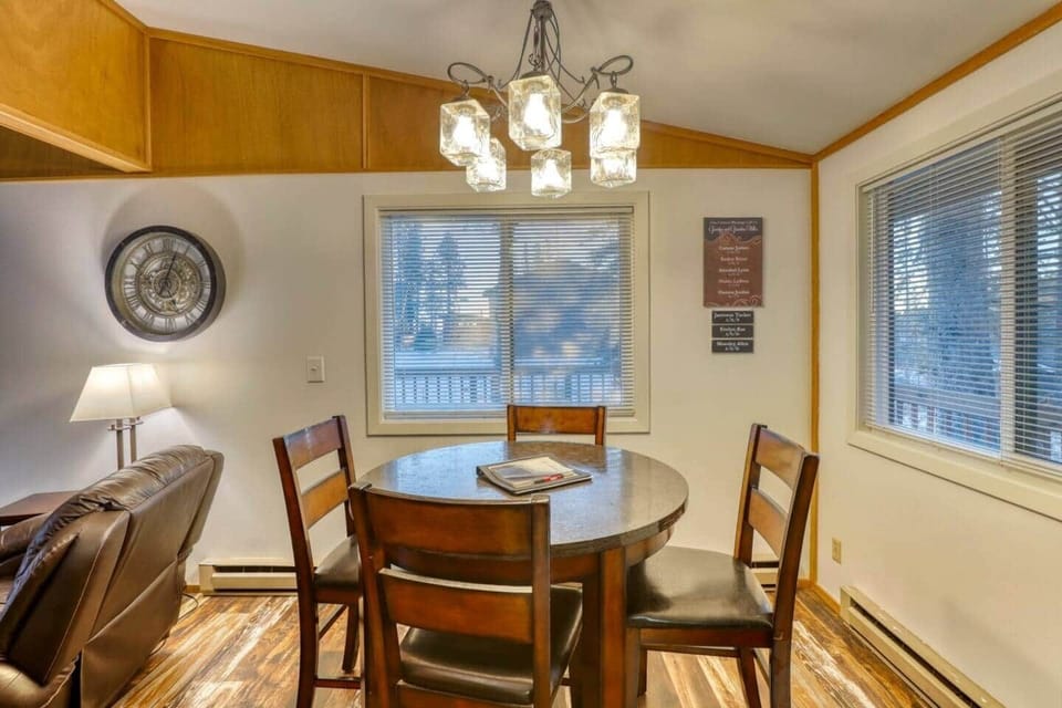Dining space to easily accommodate 4 and 2 additional stools in the front closet can also be used. 