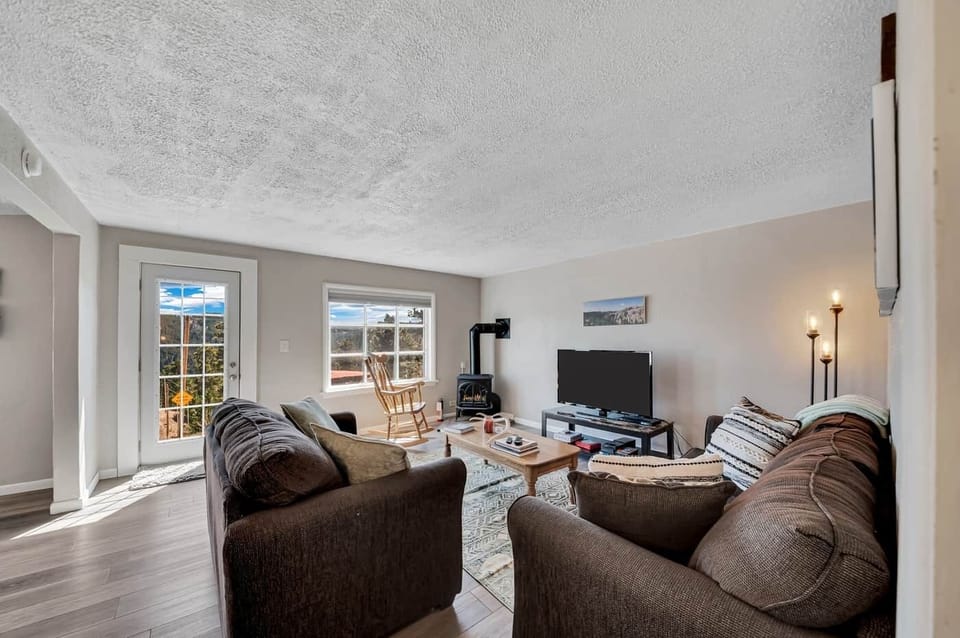 Welcome to Summit Views Getaway 