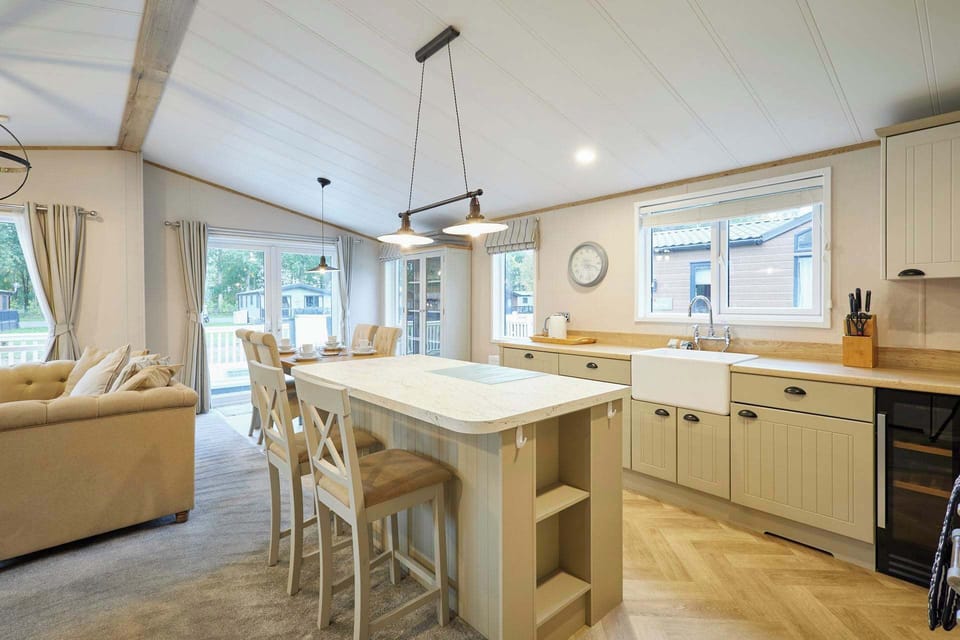 Water's Edge Lodge, Allerthorpe Golf & Country Park, York - Host & Stay