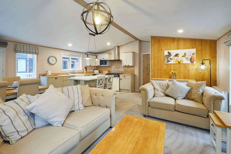 Water's Edge Lodge, Allerthorpe Golf & Country Park, York - Host & Stay