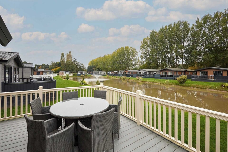 Water's Edge Lodge, Allerthorpe Golf & Country Park, York - Host & Stay