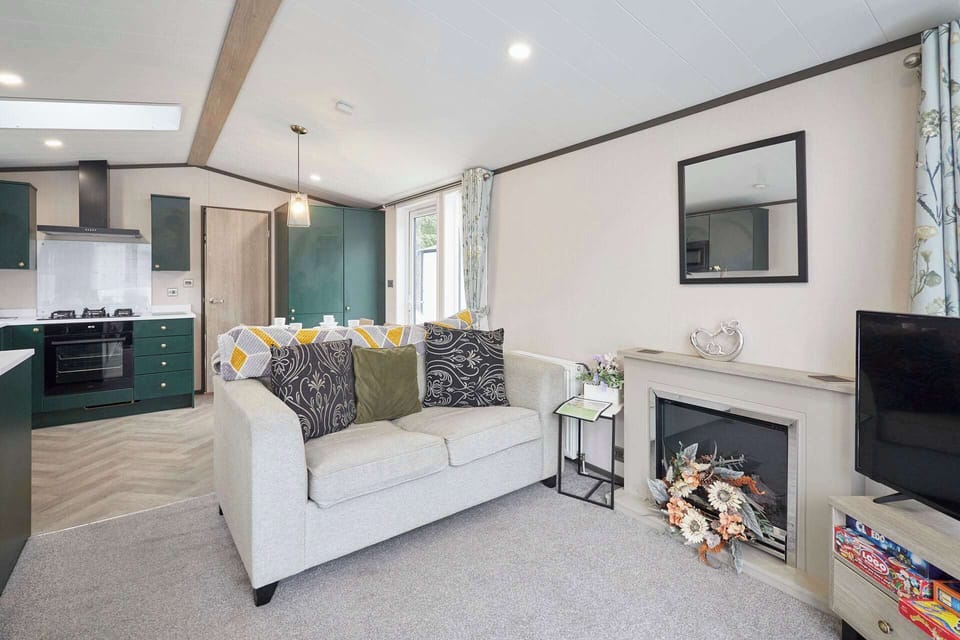 Teejay's Lodge, Allerthorpe Golf & Country Park, York - Host & Stay