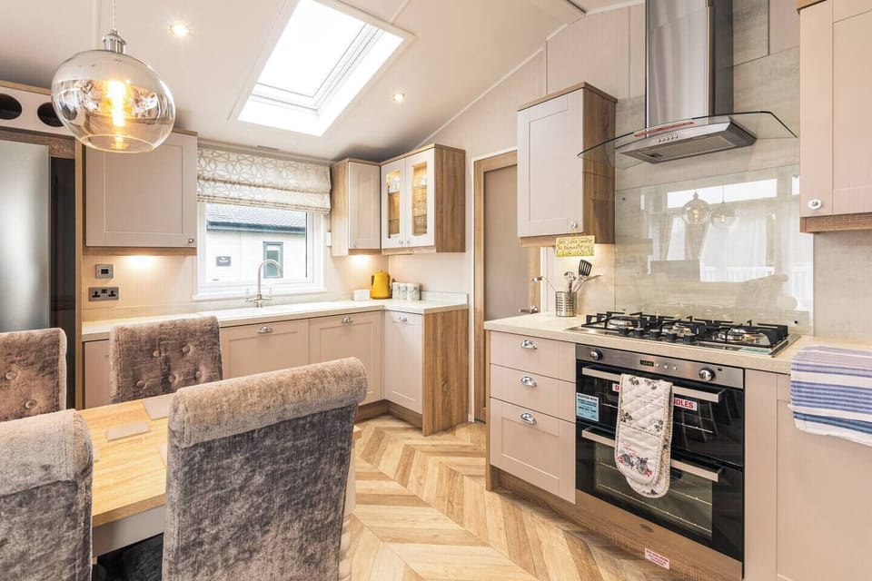 Lakeside Retreat, Allerthorpe Golf and Country Park, York - Host & Stay