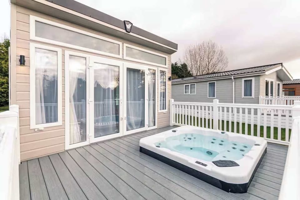 Lakeside Retreat, Allerthorpe Golf and Country Park, York - Host & Stay