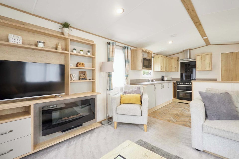Squirrel Lodge, Allerthorpe Golf & Country Park, York - Host & Stay
