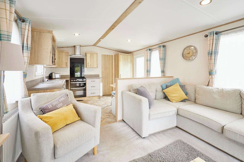 Squirrel Lodge, Allerthorpe Golf & Country Park, York - Host & Stay