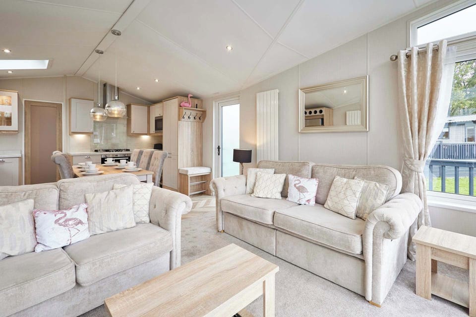Flamingo Lodge, Allerthorpe Golf & Country Park, York - Host & Stay