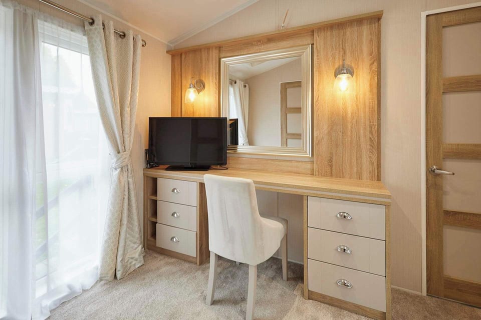 Flamingo Lodge, Allerthorpe Golf & Country Park, York - Host & Stay