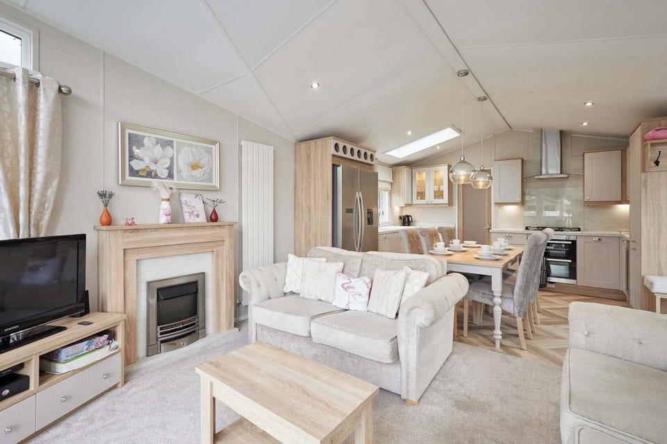 Flamingo Lodge, Allerthorpe Golf & Country Park, York - Host & Stay