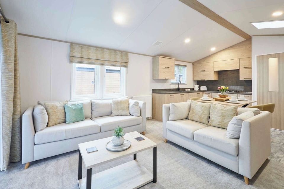 Wag Tail Lodge, Allerthorpe Golf & Country Park, York - Host & Stay