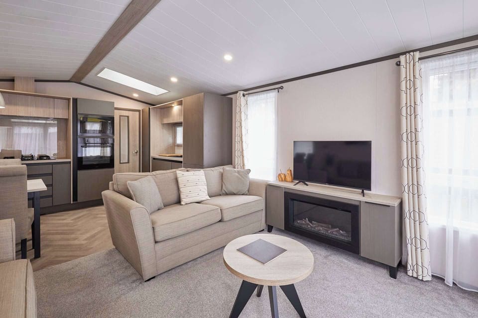 Royal Pines Lodge, Allerthorpe Golf & Country Park, York - Host & Stay
