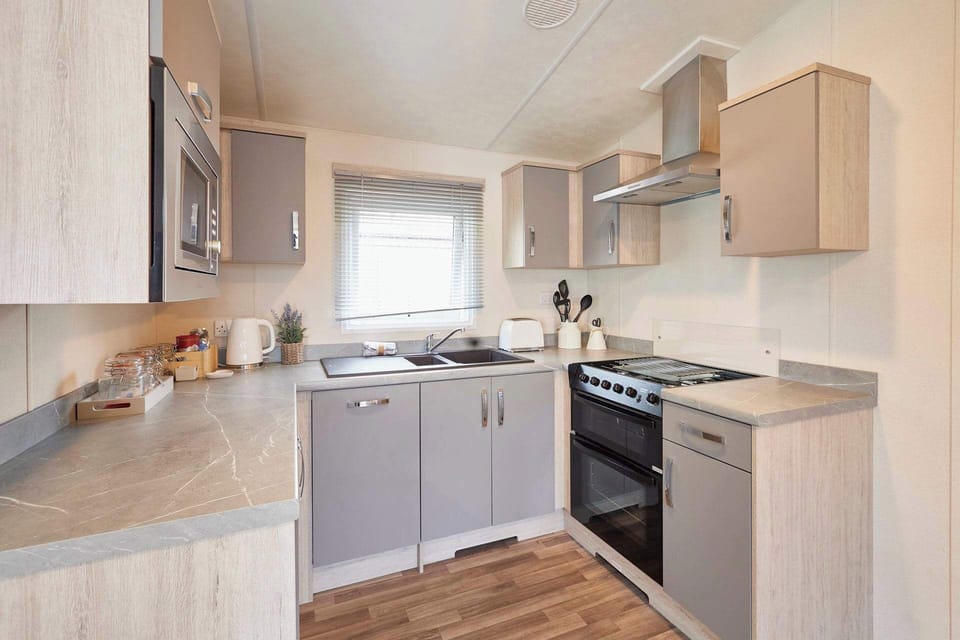 Pine Lodge, Allerthorpe Golf & Country Park, York - Host & Stay