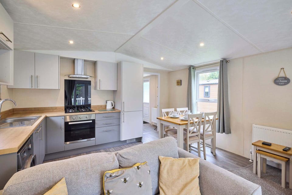 Nightingale Lodge, Allerthorpe Golf & Country Park, York - Host & Stay