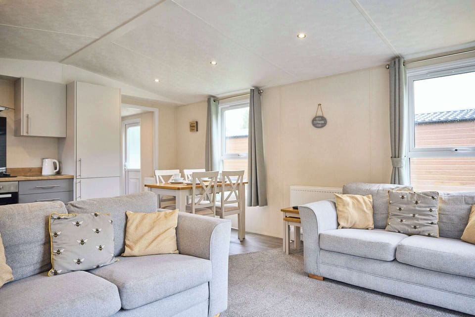 Nightingale Lodge, Allerthorpe Golf & Country Park, York - Host & Stay