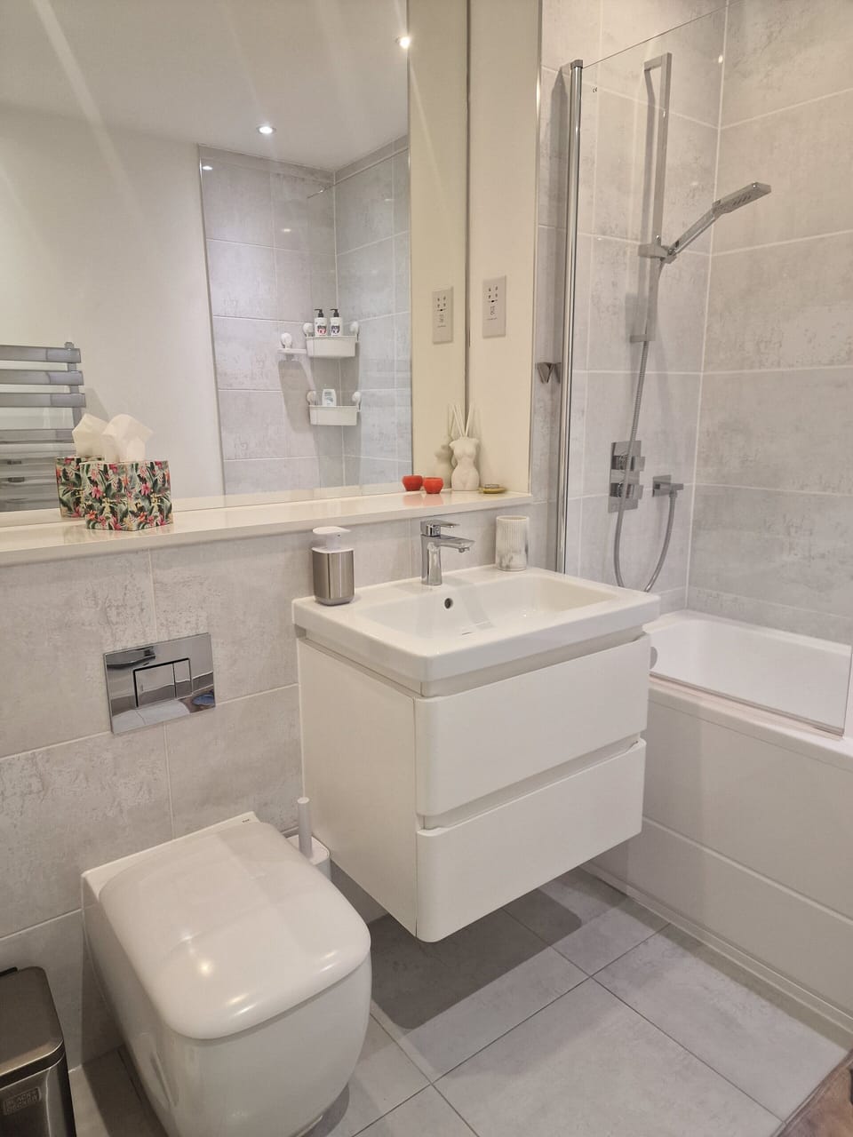 Full bathroom with bathtub 🛀 