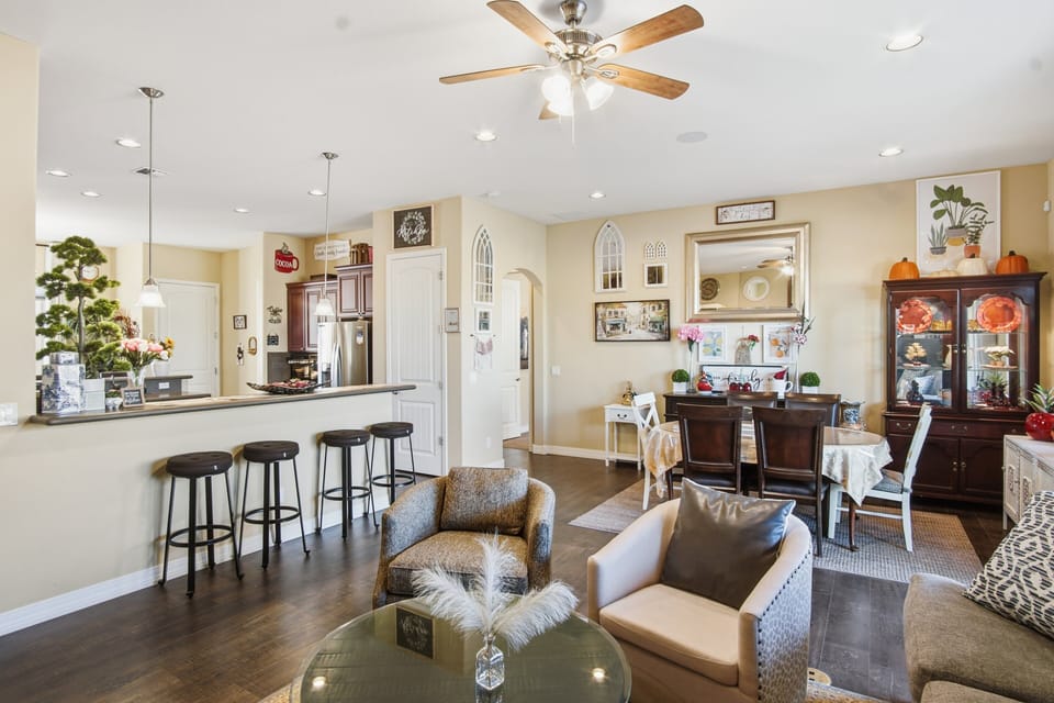 Home Decor, Furniture, Indoors, Living Room, Table