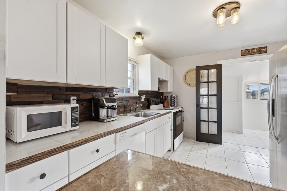 Indoors, Appliance, Microwave, Oven, Kitchen