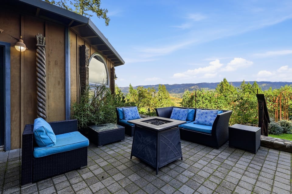 Couch, Furniture, Building, Indoors, Living Room