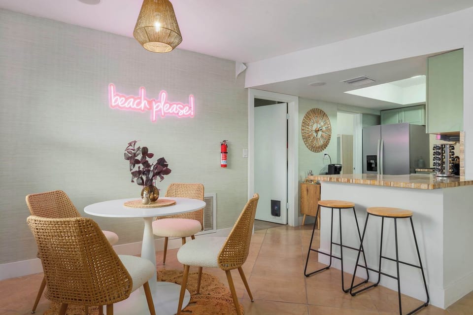 Open to the kitchen bar, it’s perfect for shared meals, morning coffee, and relaxed gatherings with sunny beach vibes.