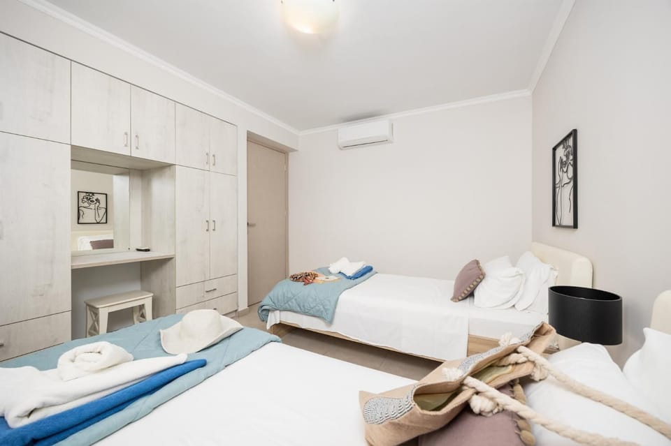 Twin bedroom with A/C