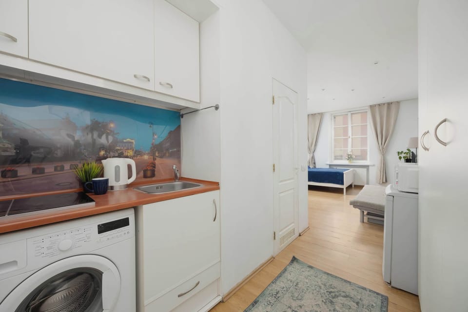 The fully equipped kitchen with a colourful backsplash makes cooking enjoyable and adds a lively accent to the space.