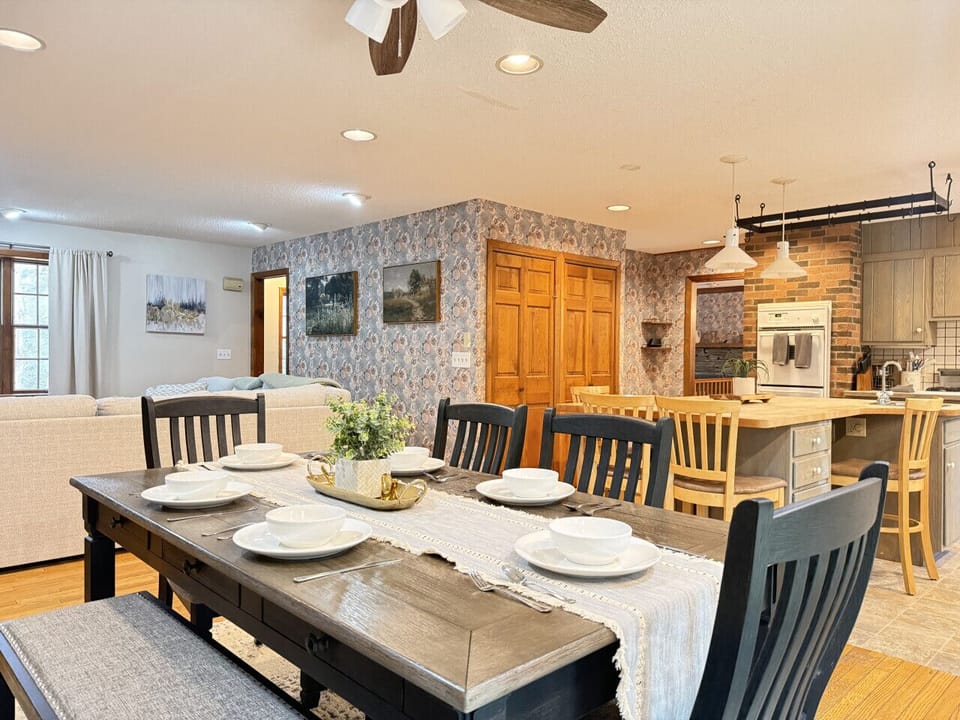 Open dining space adjoining the kitchen isle.
