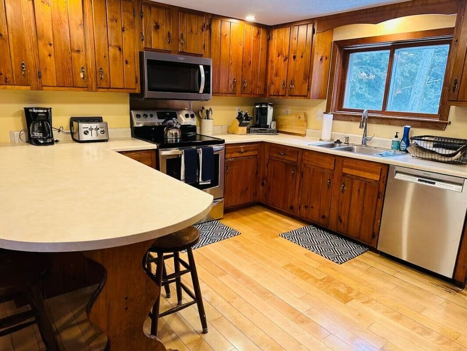 Full size kitchen stocked with the essentials. 
