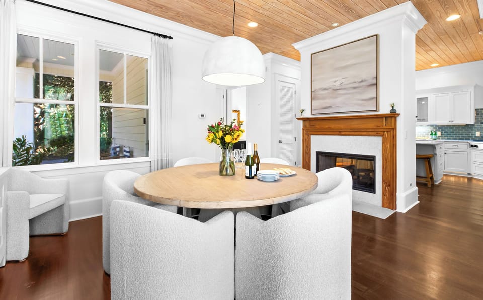 Additional seating for 3 at the nearby breakfast bar