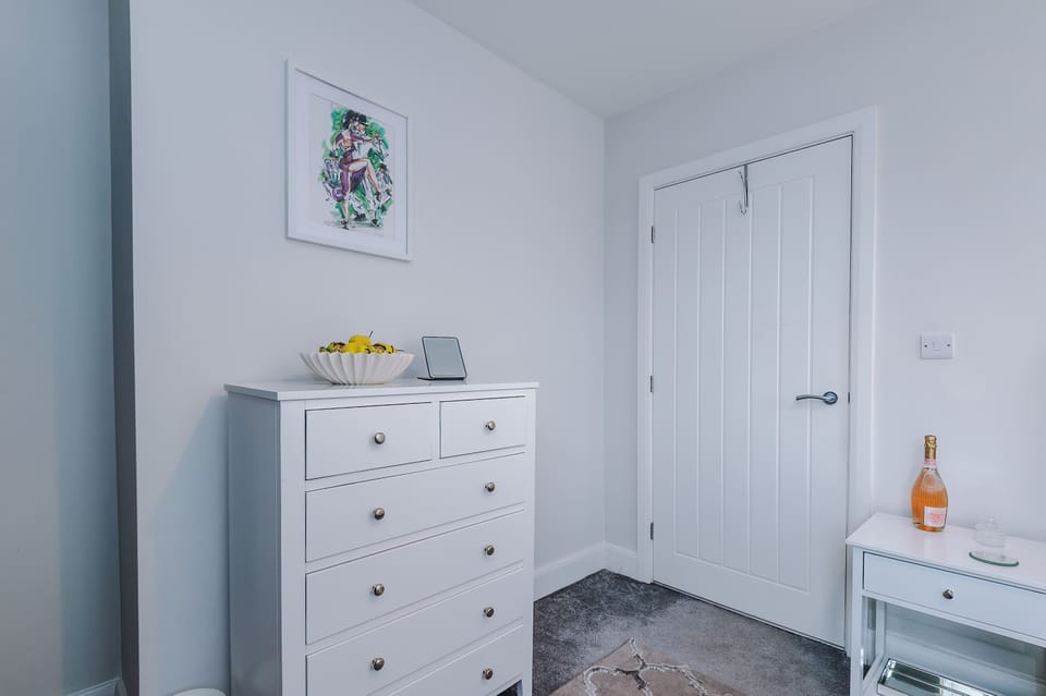 The modern bedroom features a double bed and plenty of space for you to unpack your belongings into the open wardrobe and chest of drawers. Enjoy a perfect night's sleep just a short walk away from the city centre.