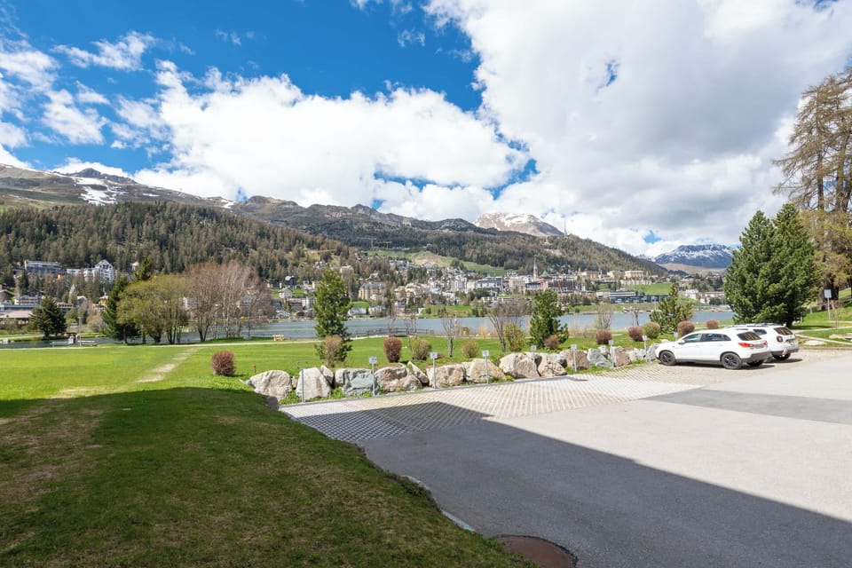 Convenient Parking and Mountain Access, parking space and easy access to nearby trails, perfect for outdoor enthusiasts.