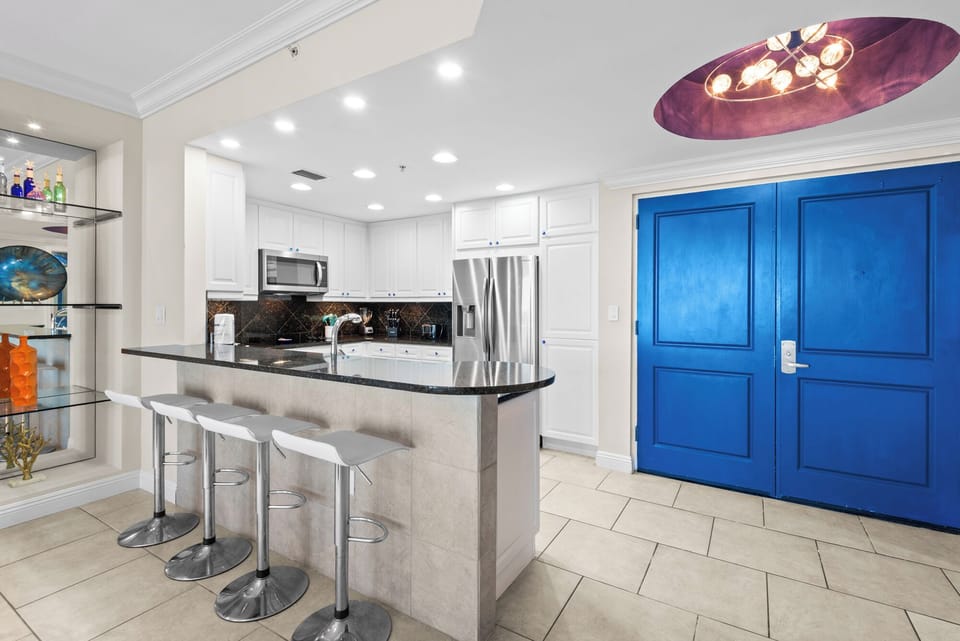 Eat-in kitchen bar seating