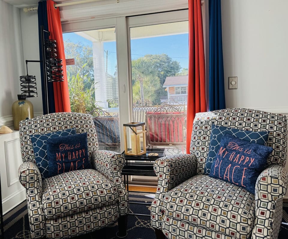 Nauti on Tybee @ Captains Watch - Bright spacious living room w/sleeper sofa, balcony