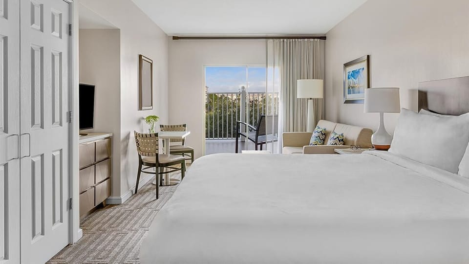 Bedroom 1, King bed