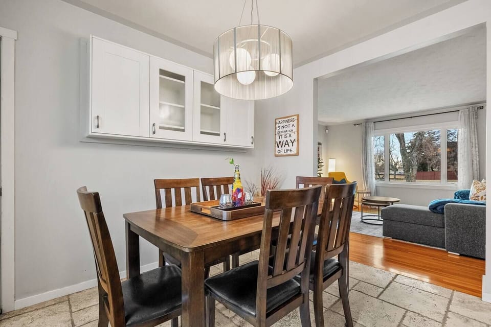Dining area with seating for 6.