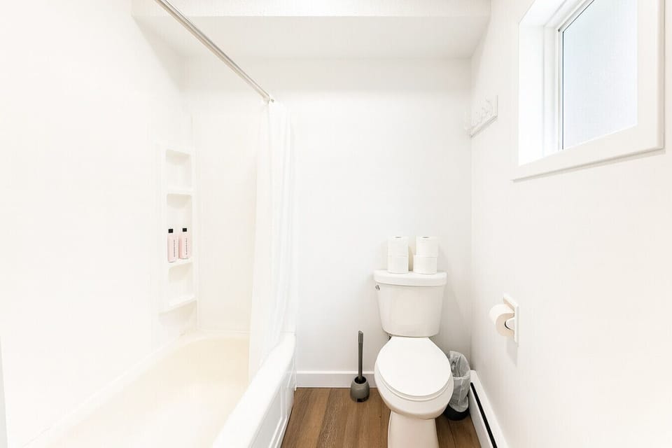 Full bathroom with all essentials such as towels, shower gel, conditioner, shampoo, body wash, etc.